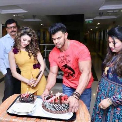 Urvashi Rautela's close proximity with this handsome actor after Hardik's engagement